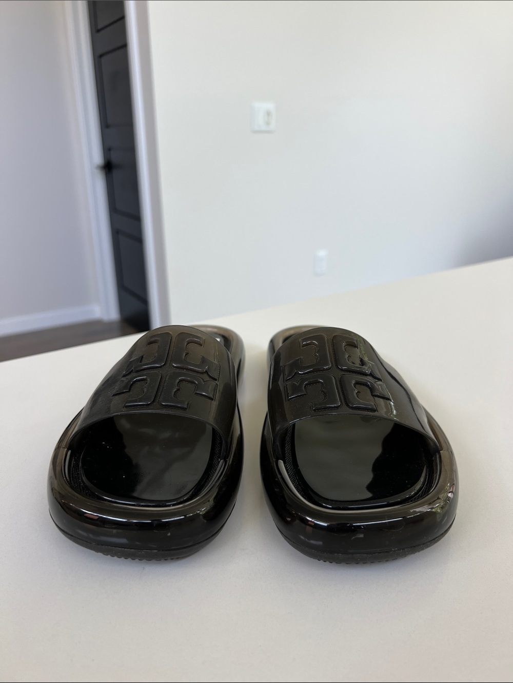 Tory Burch perfect black 004 bubble jelly open toe sandals size 6 - Picture 3 of 11